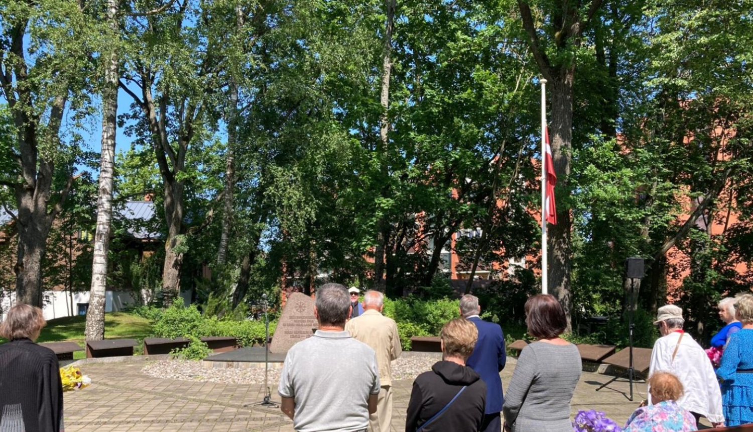 Ogrē piemin komunistiskā genocīda upurus Sestdien, 14. jūnijā, Komunistiskā genocīda upuru piemiņas dienā, Ogrē norisinājās piemiņas pasākums, kurā pulcējās politiski represētās personas un viņu tuvinieki, lai godinātu tos, kuri cieta un zaudēja dzīvību padomju okupācijas režīma represijās.