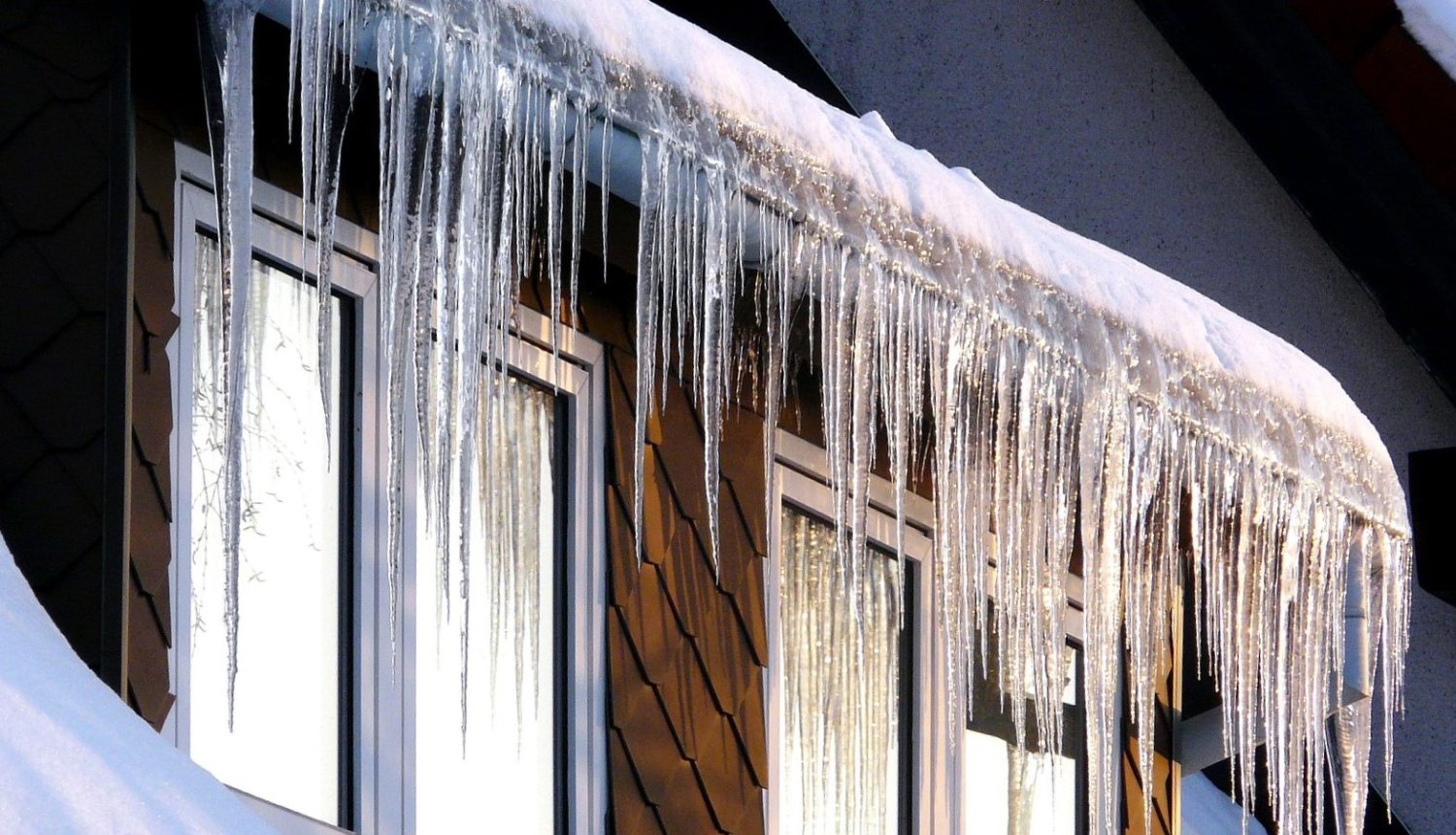 No jumtiem krītošās lāstekas var sagādāt pamatīgas nepatikšanas