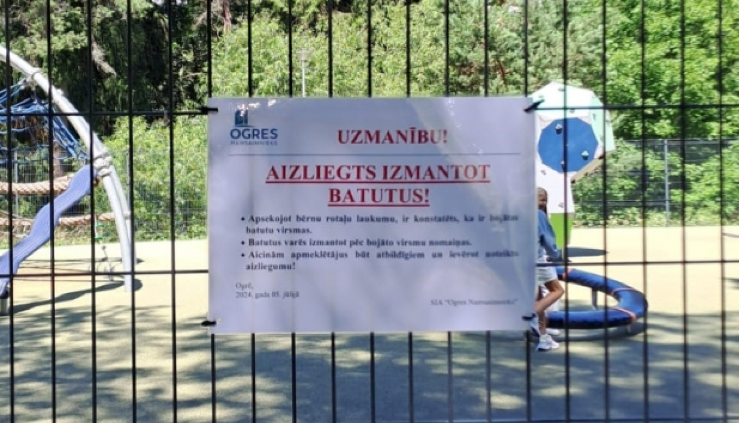 Paziņojums par aizliegumu izmantot batutus rotaļlaukumā J. Čakstes ielā Ogrē