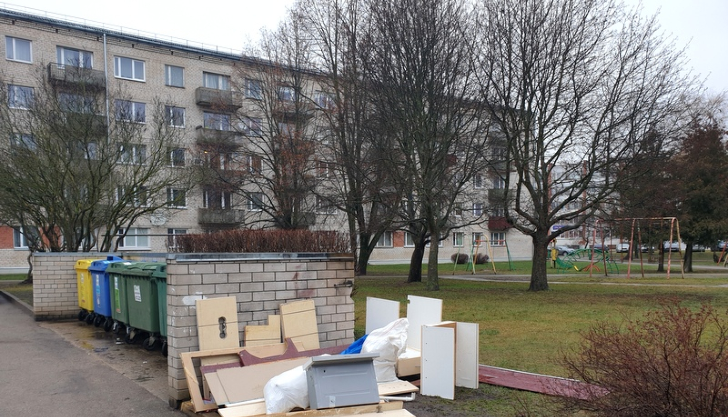 Pievērš pastiprinātu uzmanību lielgabarīta atkritumu izmešanai pilsētā
