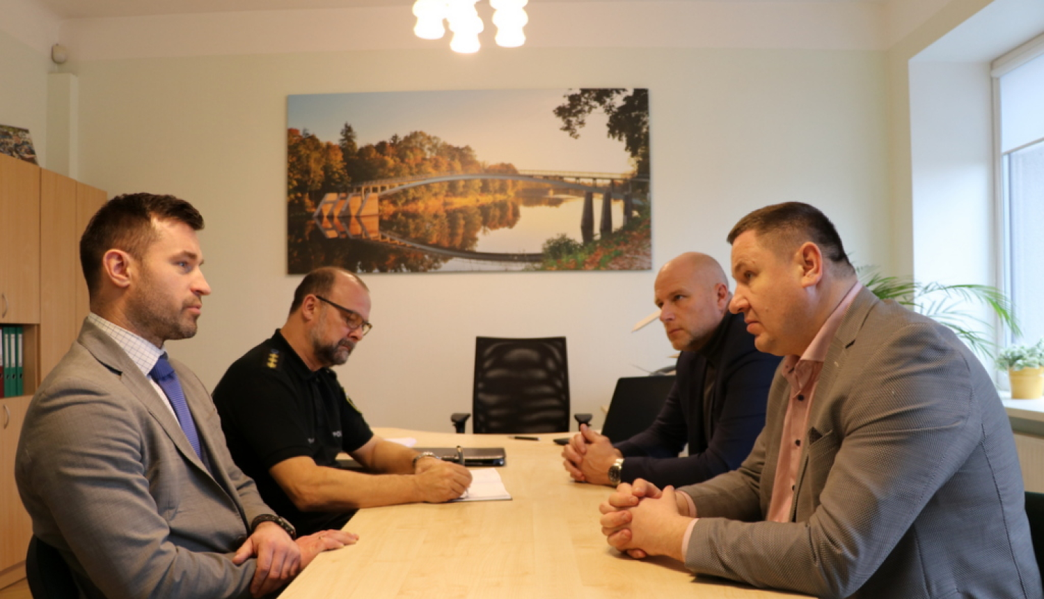 Helmanis uzdod Grīnbergam un Helmanim novērst mēslošanu pie atkritumu konteineriem