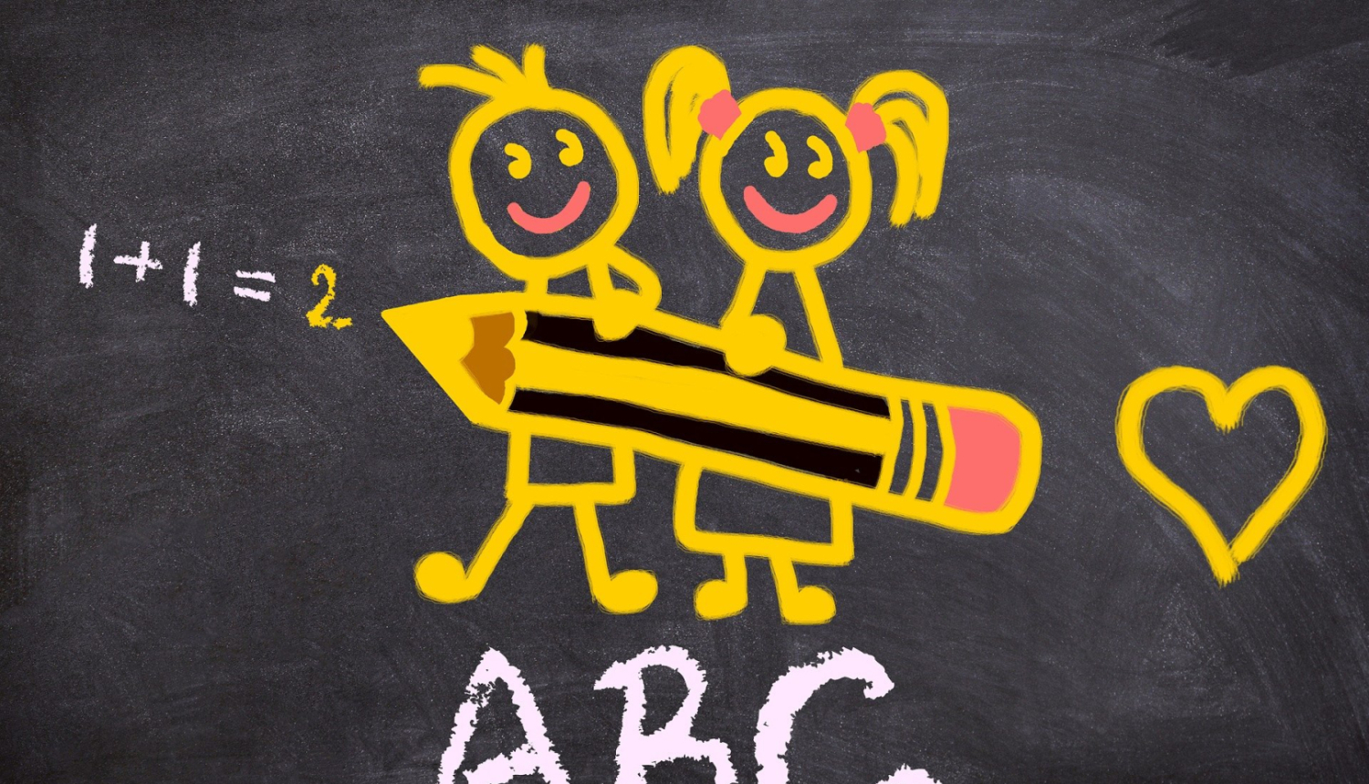 Uz melnas tāfeles ar krītu uzrakstīta izteiksme "1+1=2" un burti ABC, kā arī uzzīmēti divi bērni, kas tur lielu zīmuli