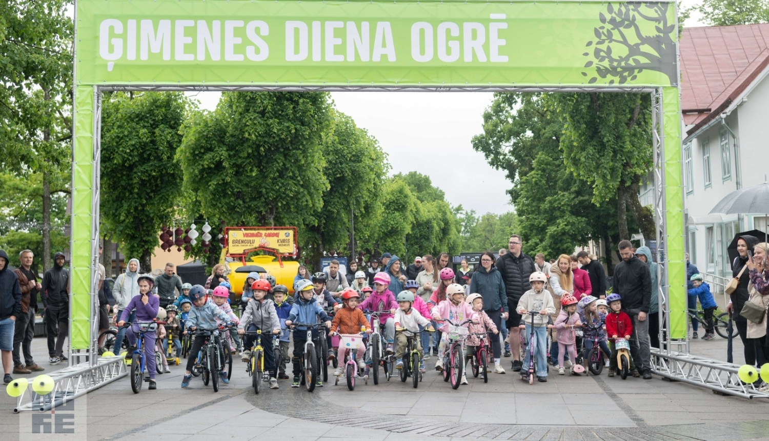 Ģimenes dienas pasākums Ogrē 2026. gada 6. jūnijā. Bērnu velobrauciena starts.