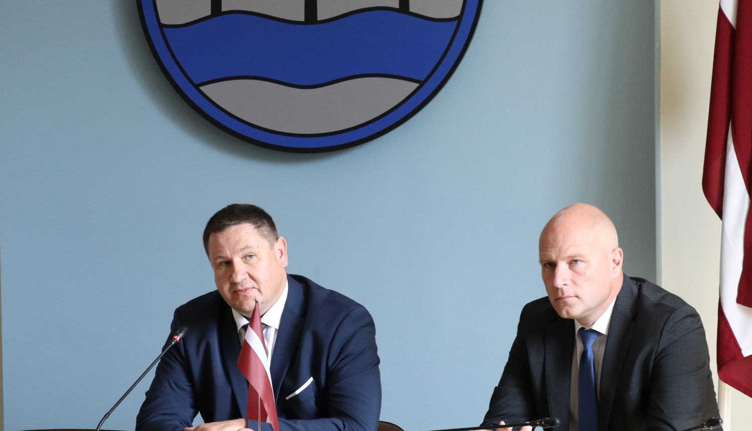 E.Helmanis ar savu vietnieku lūdz samazināt atalgojumu par 20%