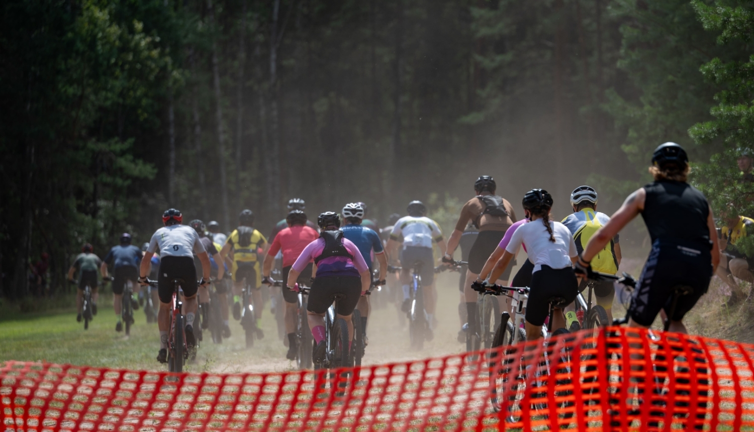 15. augustā dabas parkā Zilie kalni jau 15. reizi norisinājās Ikšķiles MTB velobrauciens 2026, kas šogad pulcēja kopumā vairāk kā 300 dalībniekus. 