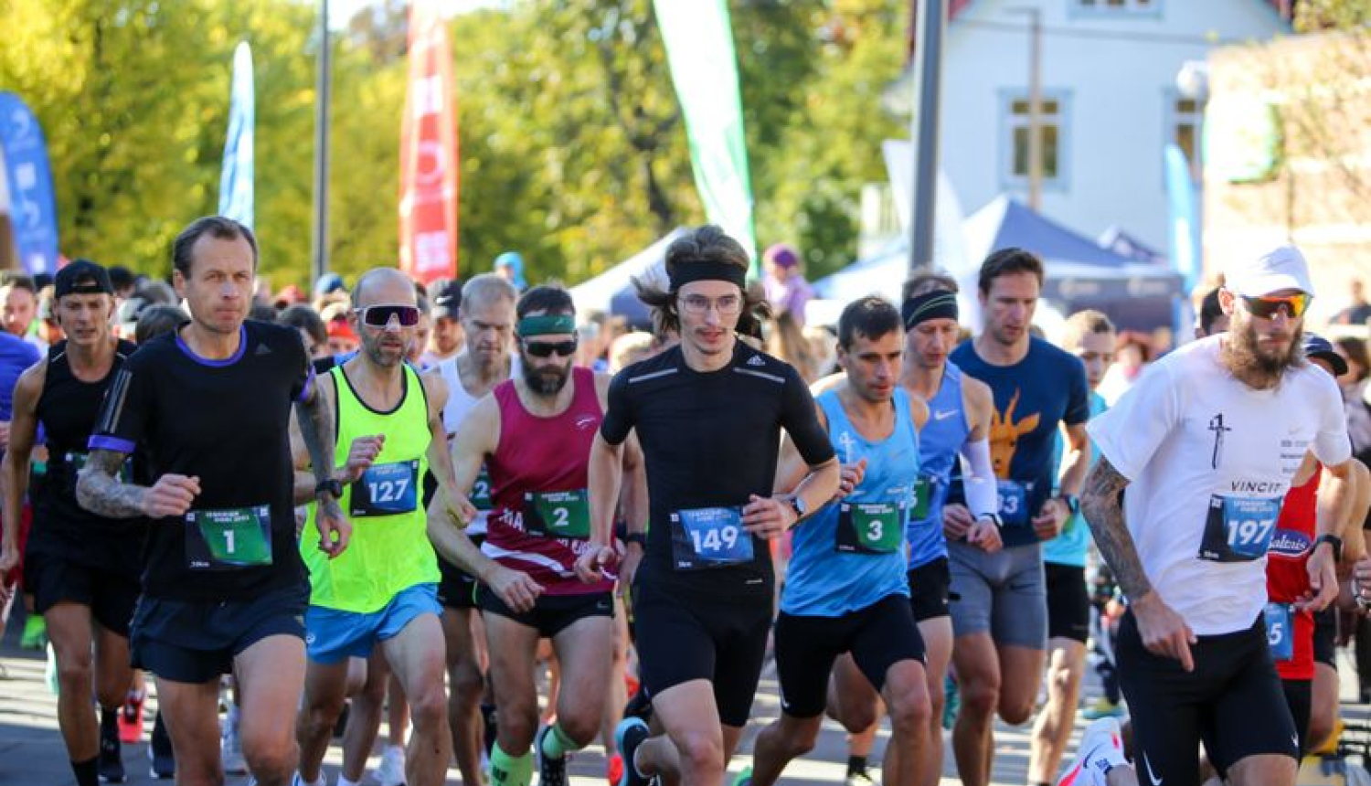 Daudzi cilvēki sporta tērpos skrien par Ogres pilsētu
