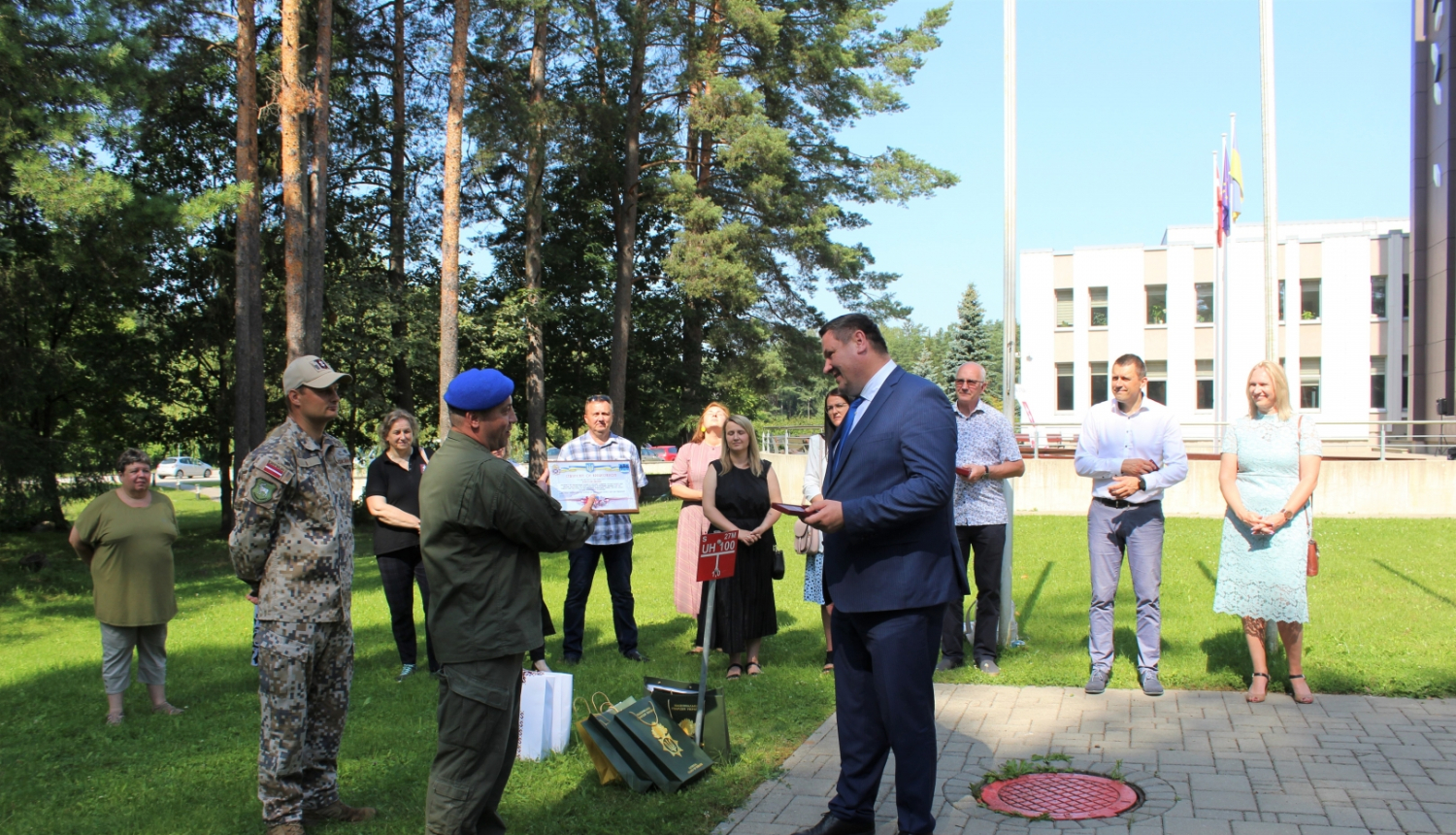 Ukrainas Nacionālās gvardes Pateicības raksta un Goda zīmes par ieguldījumu Ukrainas civiliedzīvotāju uzņemšanā Latvijā pasniegšana Ogres novada pašvaldības domes priekšsēdētājam Egilam Helmanim