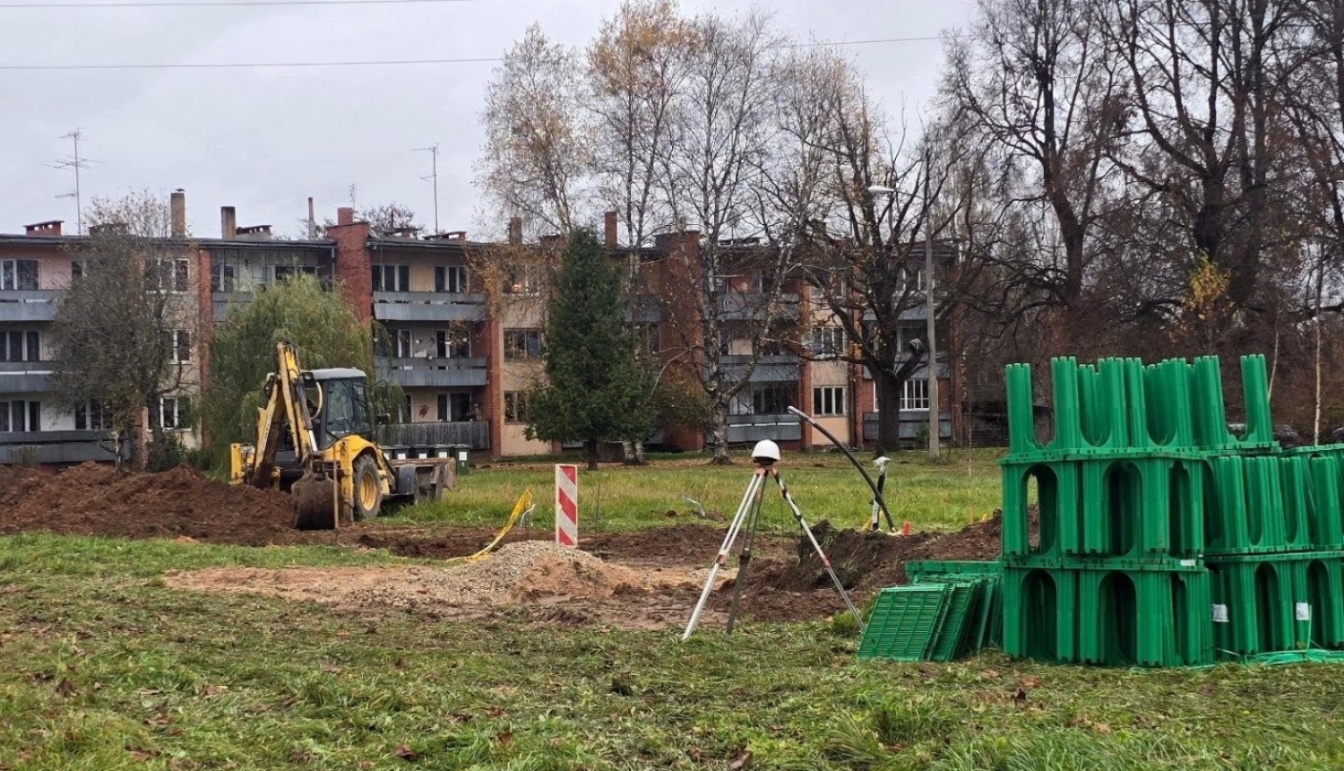 Krapes pagasta “Cerībās” uzsākti ūdensapgādes sistēmas izbūves darbi, kuru rezultātā vietējās daudzdzīvokļu dzīvojamās mājas tiks nodrošinātas ar stabilu un kvalitatīvu ūdensapgādi. Projekta īstenošanai pašvaldības 2026. gada budžetā paredzēti 120 000 eiro.