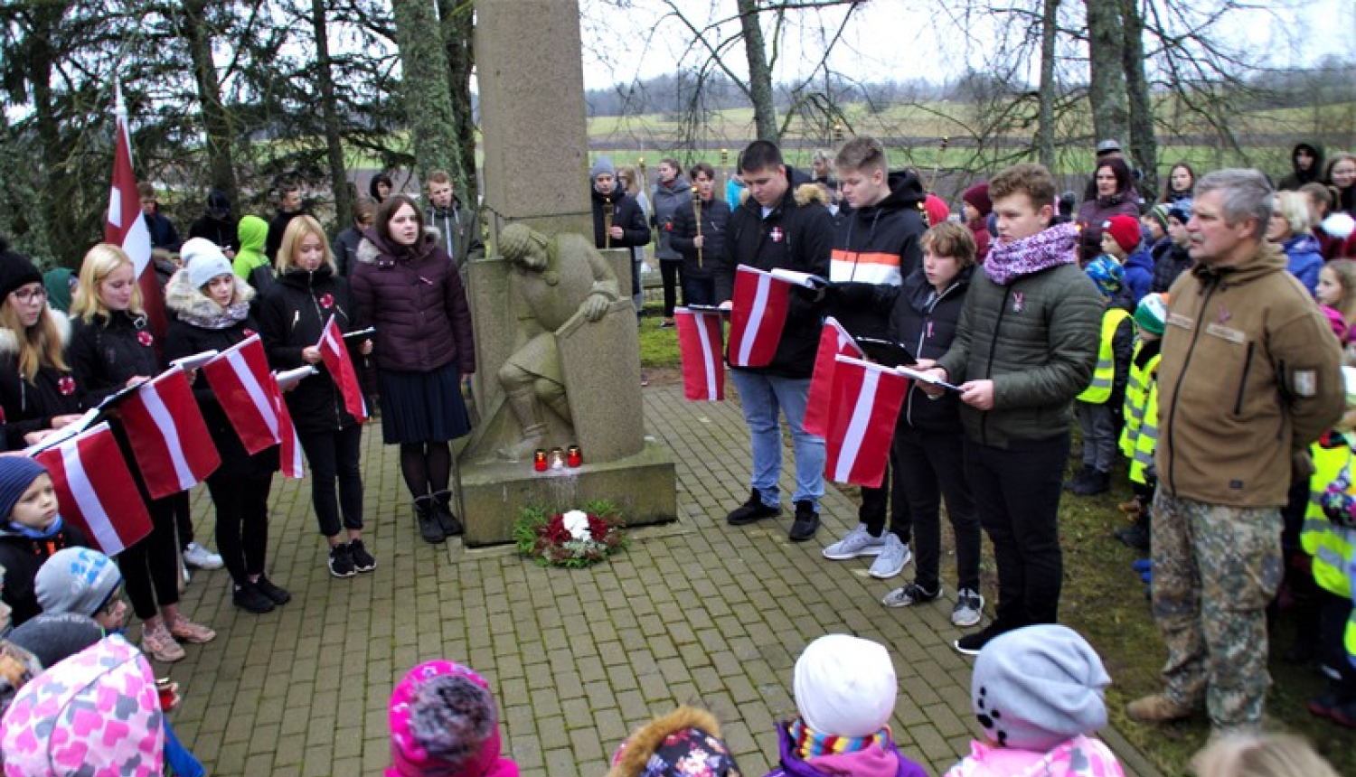 Madlienas vidusskolā skolēni apgūst valsts aizsardzības mācību
