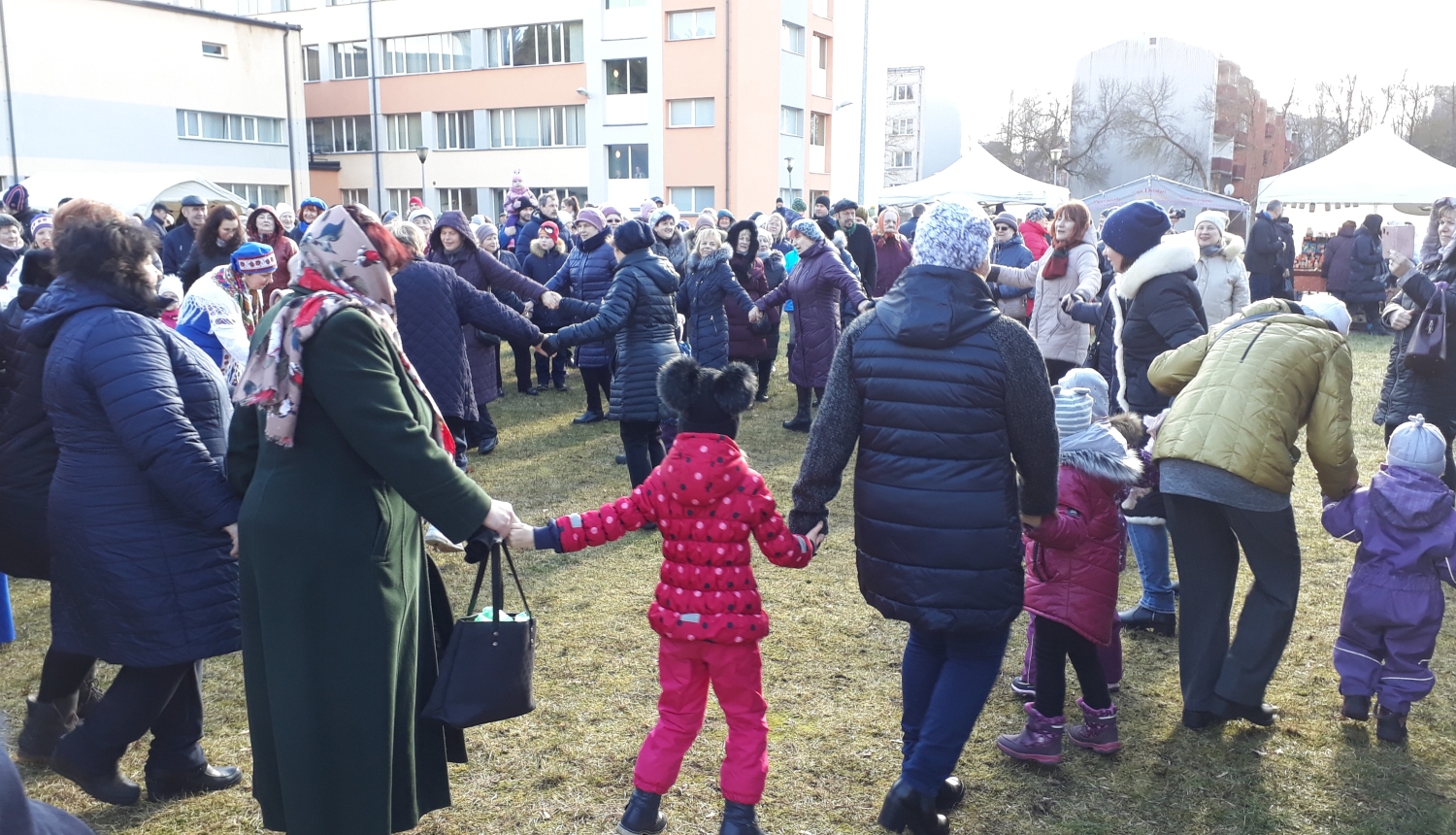 Ar dziesmām un rotaļām nosvinēta Masļeņica