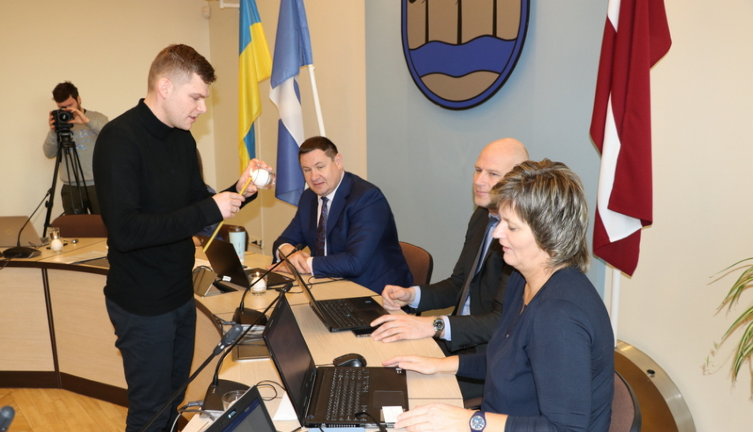 Ogresgala 5. skautu un gaidu vienība dalās “miera gaismā” ar deputātiem