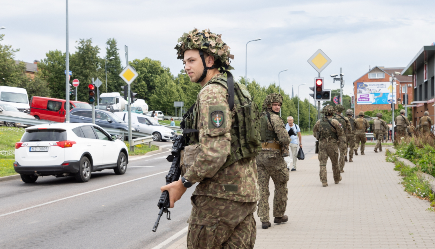 Karavīri pārvietojas pa pilsētas ielu