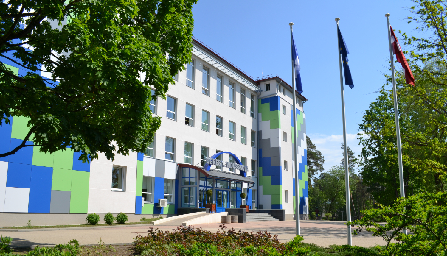 Ogres 1. vidusskola piedāvā darbu pedagogiem