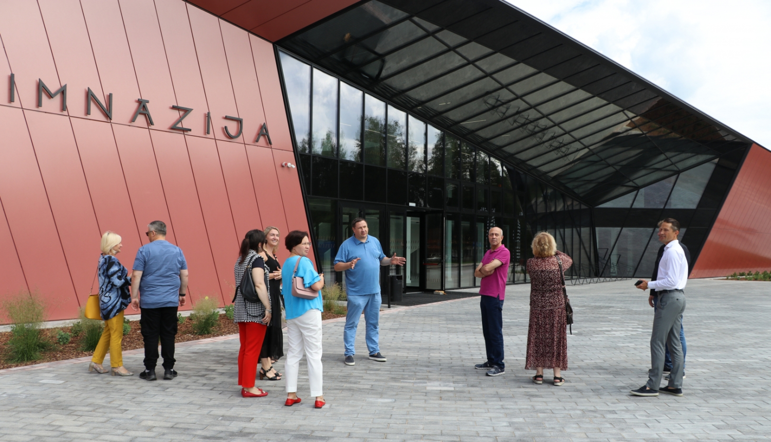 Rīgas ģimnāziju direktori apskata jauno Ogres Valsts ģimnāziju