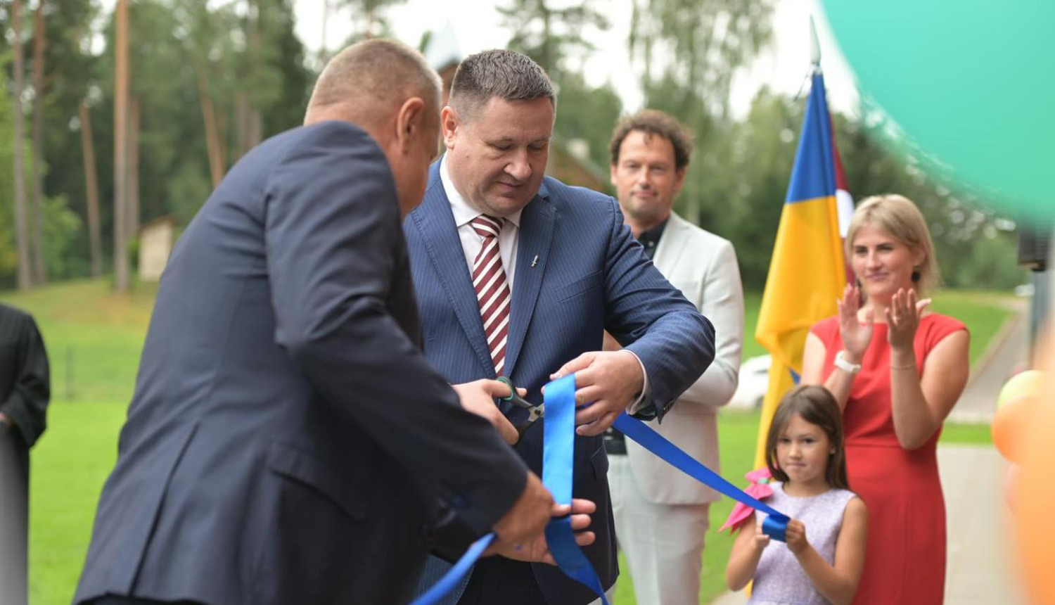 Egis Helmanis un Andis Pētersons griež lentu 23.08.2024.