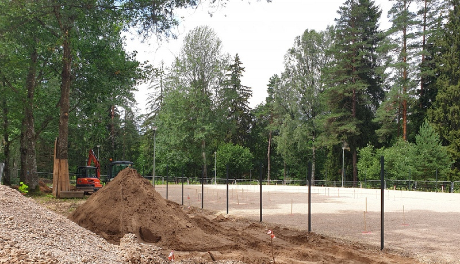 Jāņa Čakstes prospektā notiek bērnu rotaļu laukuma izbūve
