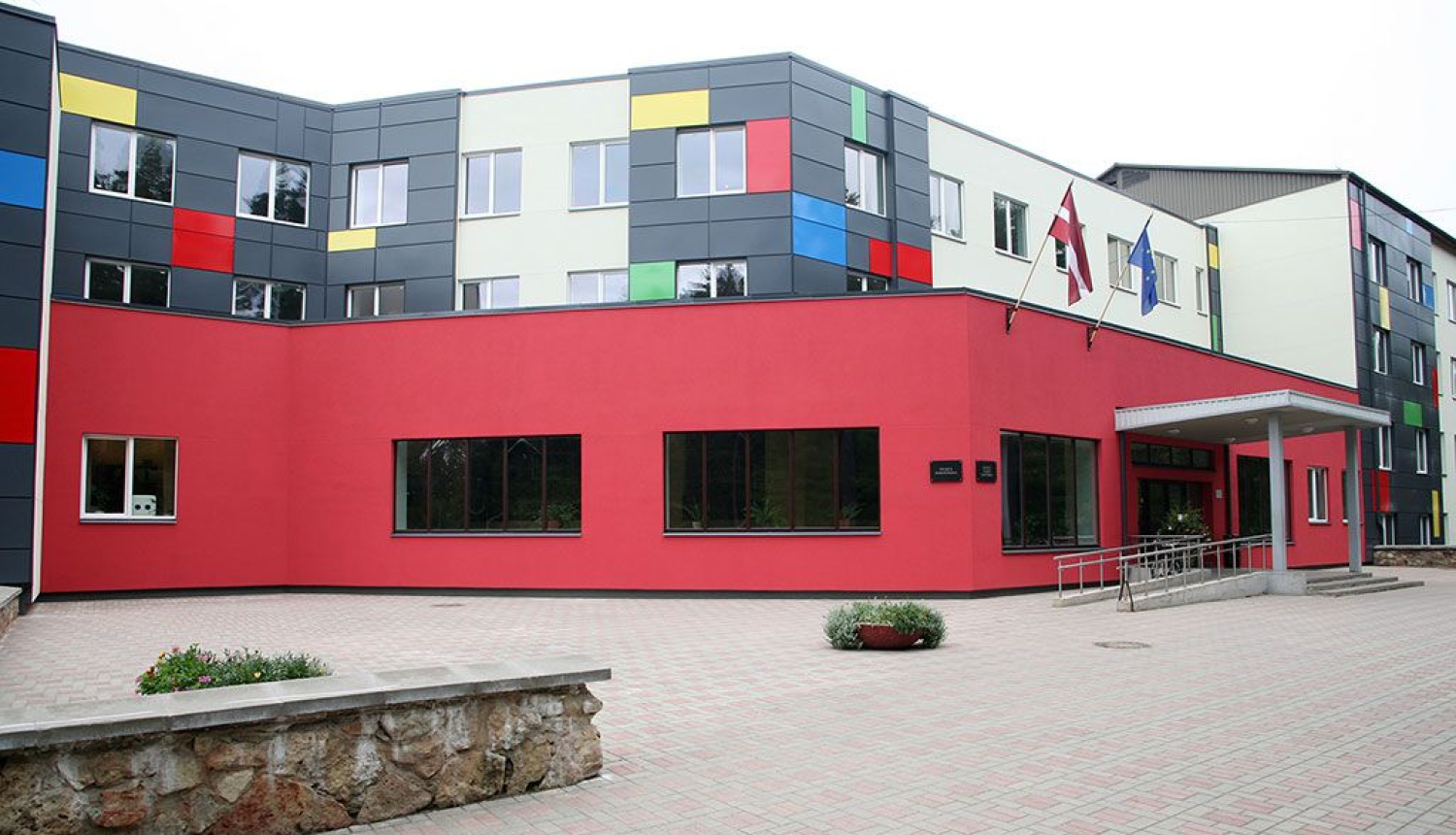 Ogres sākumskola gaida pavasari
