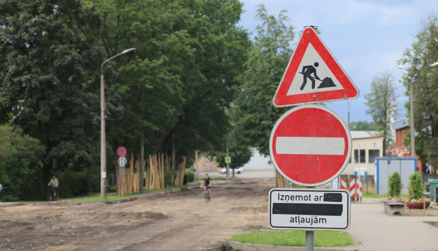 Skolas ielā rit pārbūves darbi,  transporta kustība slēgta