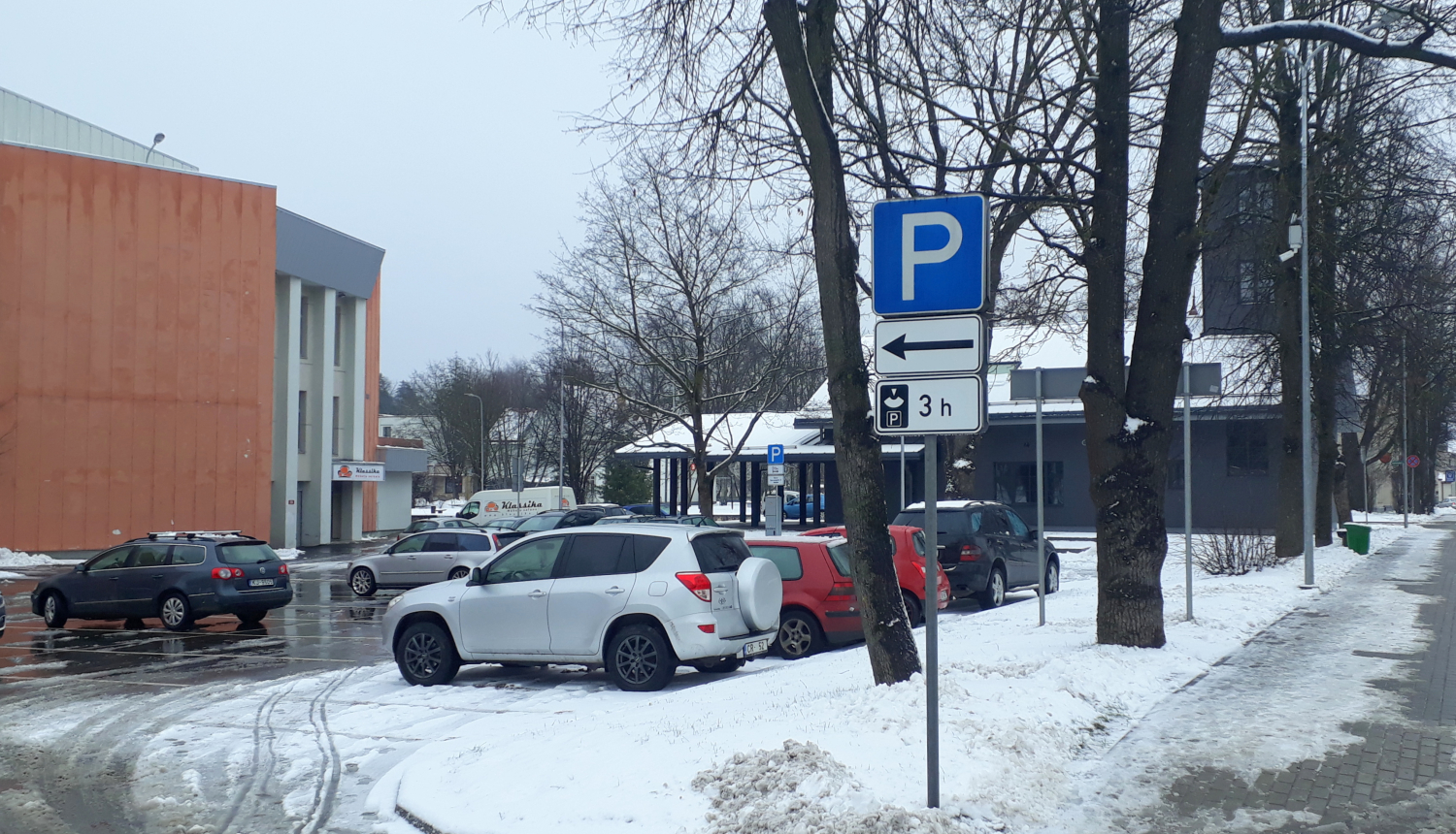 Autovadītāji neievēro noteikumus stāvvietās ar laika ierobežojumu