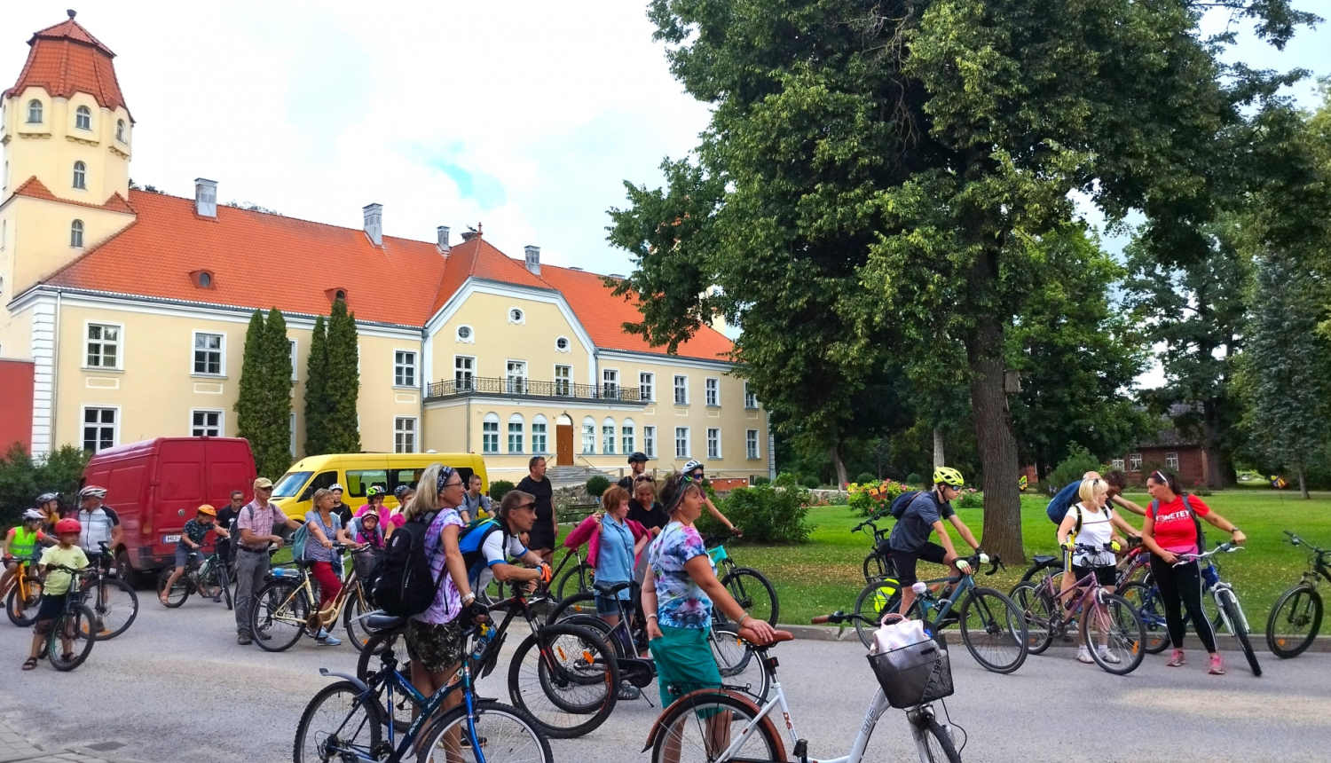 TIC organizētā velobrauciena dalībnieki Suntažu apkārtnē iepazīstas ar apskates objektiem