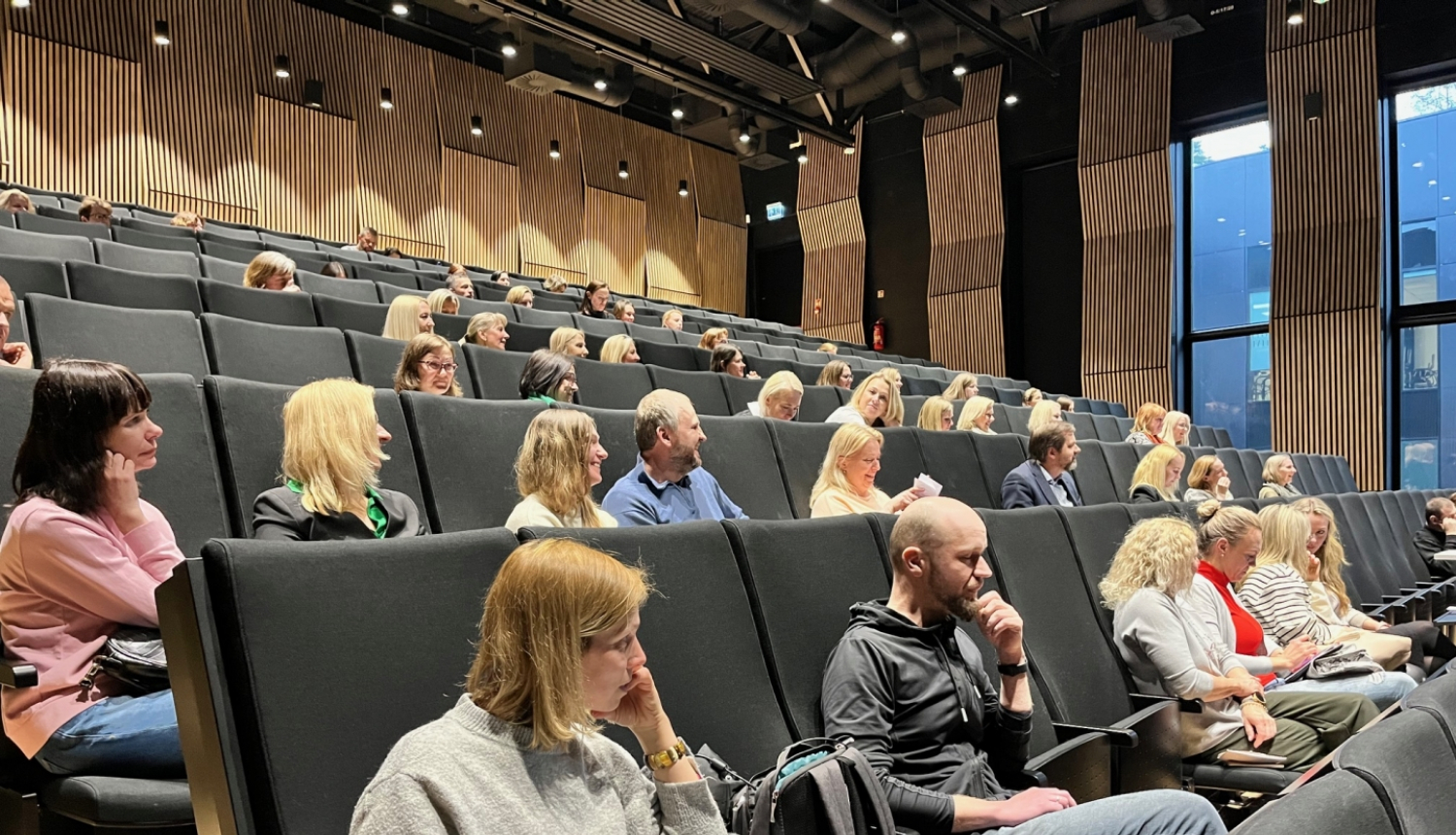 Ogres skolu skolēnu vecāki piedalās Izglītības pārvaldes organizētā konferencē