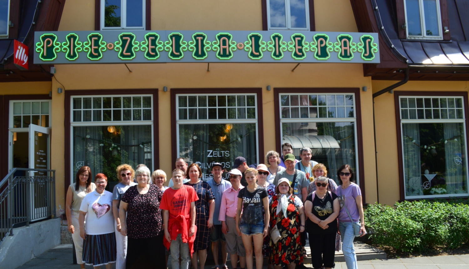 Cilvēki pie kafejnīcas Zelta liepa Ogrē 29.05.2024.