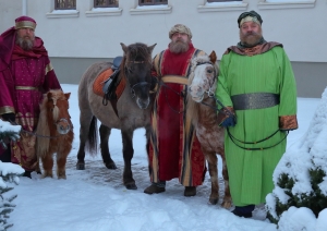 3 austrumu gudrie ar poniju pie Ogres Katoļu baznīcas