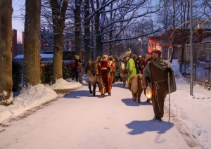 Zvaigznes dienas gājiens ar 3 austrumu gudrajiem un ponijiem gājiena priekšgalā