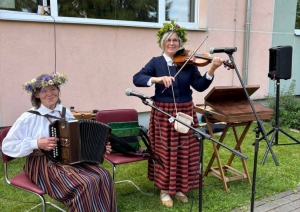 Tuvojoties vasaras saulgriežiem – pirmsskolas izglītības iestādē “Zelta Sietiņš” sadarbībā ar folkloras kopu “Josta” tika aizvadīts sirsnīgs un tradīcijām bagāts Ielīgošanas pasākums ar projektu konkursa RADI atbalstu