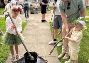 Tuvojoties vasaras saulgriežiem – pirmsskolas izglītības iestādē “Zelta Sietiņš” sadarbībā ar folkloras kopu “Josta” tika aizvadīts sirsnīgs un tradīcijām bagāts Ielīgošanas pasākums ar projektu konkursa RADI atbalstu