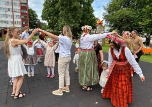 Tuvojoties vasaras saulgriežiem – pirmsskolas izglītības iestādē “Zelta Sietiņš” sadarbībā ar folkloras kopu “Josta” tika aizvadīts sirsnīgs un tradīcijām bagāts Ielīgošanas pasākums ar projektu konkursa RADI atbalstu. Rotaļa
