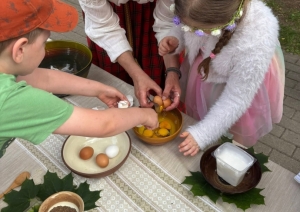 Tuvojoties vasaras saulgriežiem – pirmsskolas izglītības iestādē “Zelta Sietiņš” sadarbībā ar folkloras kopu “Josta” tika aizvadīts sirsnīgs un tradīcijām bagāts Ielīgošanas pasākums ar projektu konkursa RADI atbalstu