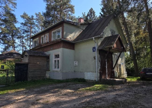 Ēkas ārpuse ar pagalmu