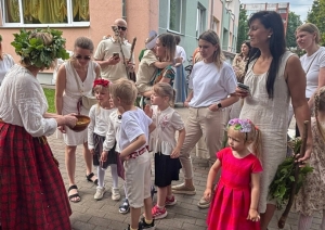 Tuvojoties vasaras saulgriežiem – pirmsskolas izglītības iestādē “Zelta Sietiņš” sadarbībā ar folkloras kopu “Josta” tika aizvadīts sirsnīgs un tradīcijām bagāts Ielīgošanas pasākums ar projektu konkursa RADI atbalstu