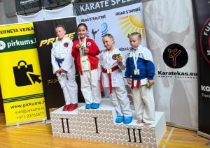 Pieci Ogres sportisti – godalgoto vietu ieguvēji rudens sporta karatē sacensībās. Kristīne Reizniece