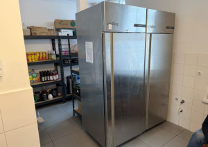 Virtuves telpa ar plauktiem un aprīkojumu