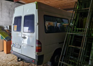 Transportlīdzekļa – autobusa Mercedes-Benz Sprinter 312, VRN HK4909 – izsole. Autobusa aizmugure