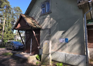 Gala siena ar ieejas durvīm