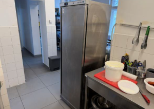 Virtuves telpa ar galdu un aprīkojumu