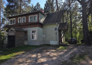Ēkas ārpuse ar pagalmu