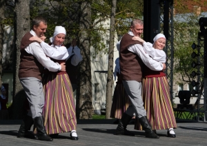 2 senioru pāri dejo tautas tērpos 04.05.2024.