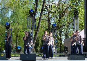 Bērni dzied uz skatuves 04.05.2024.