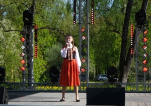 Meitene dzied tautas tērpā 04.05.2024