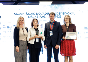 Latvijas sakoptākā pagalma konkursā šogad triumfē Ogres novads un pilsēta. Uzvarētāji nominācijā Sakoptākais novadu daudzdzīvokļu namu pagalms - Ikšļile, Smiltenāju iela 12. Mājas pārstāvji saņem balvu