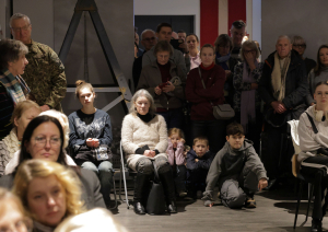 Ogrē aizvadīts Barikāžu atceres pasākums “Barikāžu atmiņu stāsti”. Apmeklētāji muzeja telpās klausās koncertu