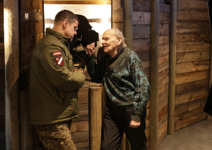 Ogrē aizvadīts Barikāžu atceres pasākums “Barikāžu atmiņu stāsti”. Vīri sarunājas muzeja iekštelpās