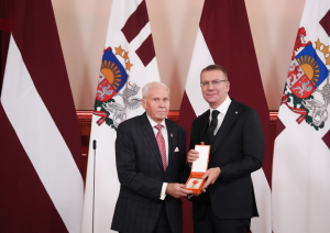 Latvijas Republikas proklamēšanas 107. gadadienā, 18. novembrī, Rīgas pilī notika valsts augstāko apbalvojumu – Triju Zvaigžņu ordeņa, Viestura ordeņa un Atzinības krusta – pasniegšanas svinīgā ceremonija, kuras laikā tika godināti arī vairāki Ogres novada iedzīvotāji. Ivars Kaļķis