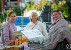 Ogresgrīvas pusmuižas pagalma tirdziņā smaidīgi gan apmeklētāji, gan tirgotāji