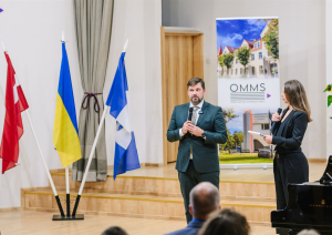 Nodibinājuma “Osokinu fonds” Ukrainas atbalsta koncerts “Mūzikā ar Ukrainu”. Uzrunu saka Andris Krauja
