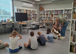 Ikšķiles pilsētas bibliotēkā realizēts neparasts projekts – ar kanisterapijas palīdzību veicināts bērnu lasītprieks